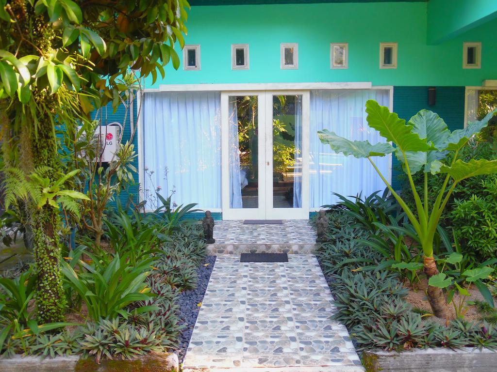 Lazy Monkey Hotel Senggigi Exterior photo